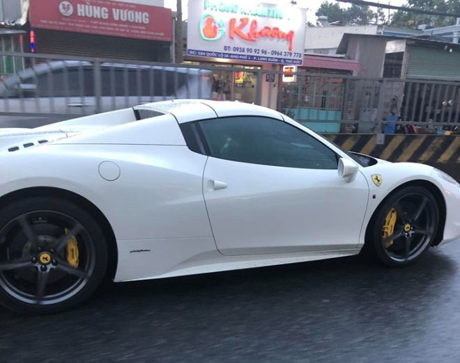 Cô gái lái chiếc Ferrari 458 Spider trên Quốc lộ 1K để sang nhà bà ngoại trong chiều ngày 19/7/2019. Ảnh: Facebook 