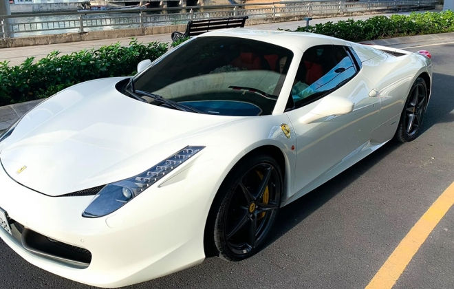   Siêu xe Ferrari 458 Spider này mang màu trắng. Ảnh: An Khương.   