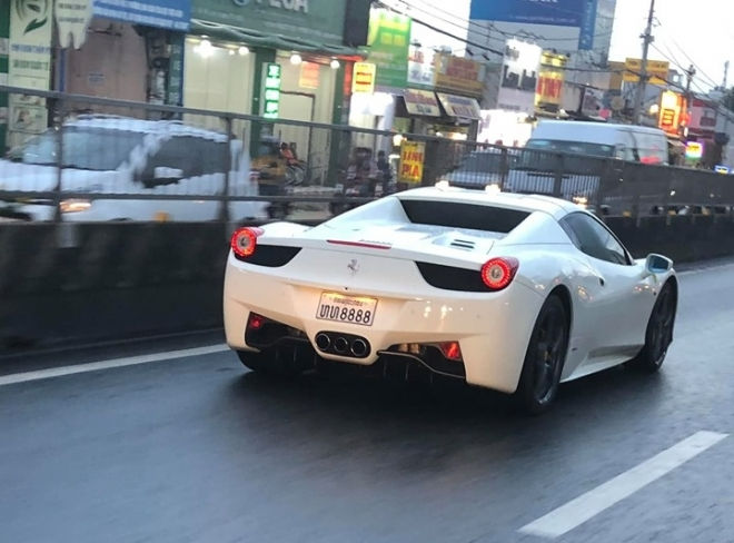   Siêu xe Ferrari 458 Spider mang biển của nước Lào. Ảnh: Facebook.   