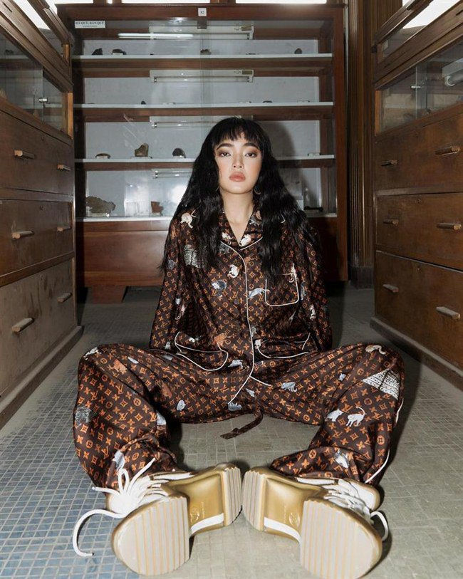 Tương tự như Diễm Mỹ 9x, người đẹp Châu Bùi cũng chịu chơi diện một bộ đồ ngủ giá hơn 100 triệu của nhà mốt Louis Vuitton.