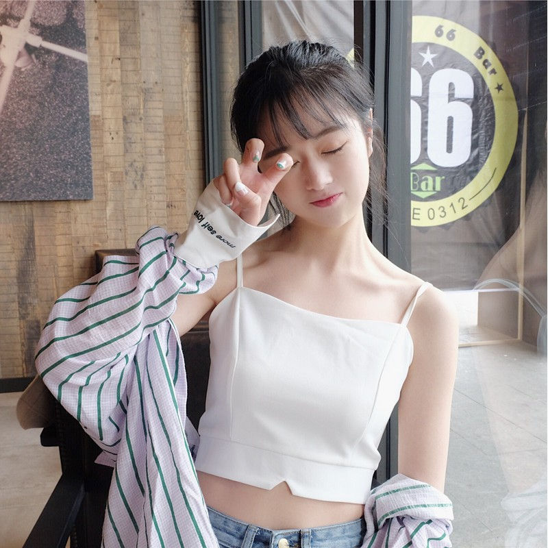 3 cách biến tấu áo croptop hai dây để tạo street style dành cho bạn gái