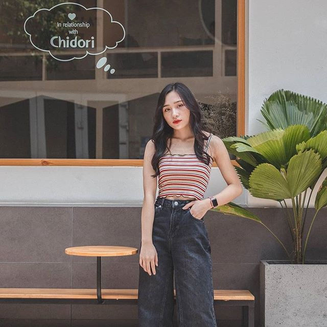 3 cách biến tấu áo croptop hai dây để tạo street style dành cho bạn gái