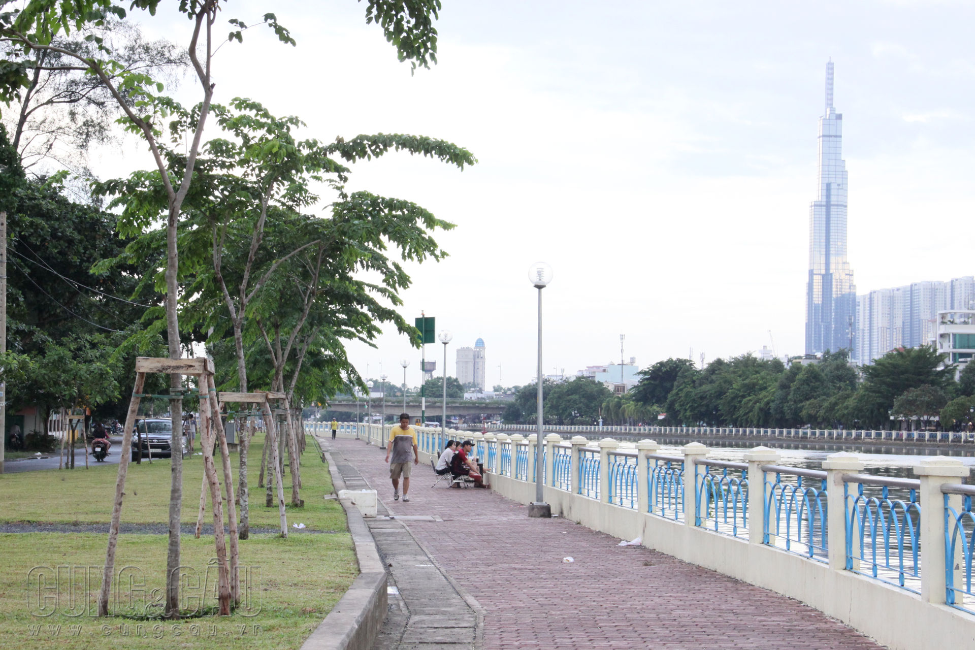 Khu vực bờ sông cư xá có tầm nhìn rất đẹp, tại đây có thể ngắm rõ tòa Landmark 81 và cầu Bình Triệu.