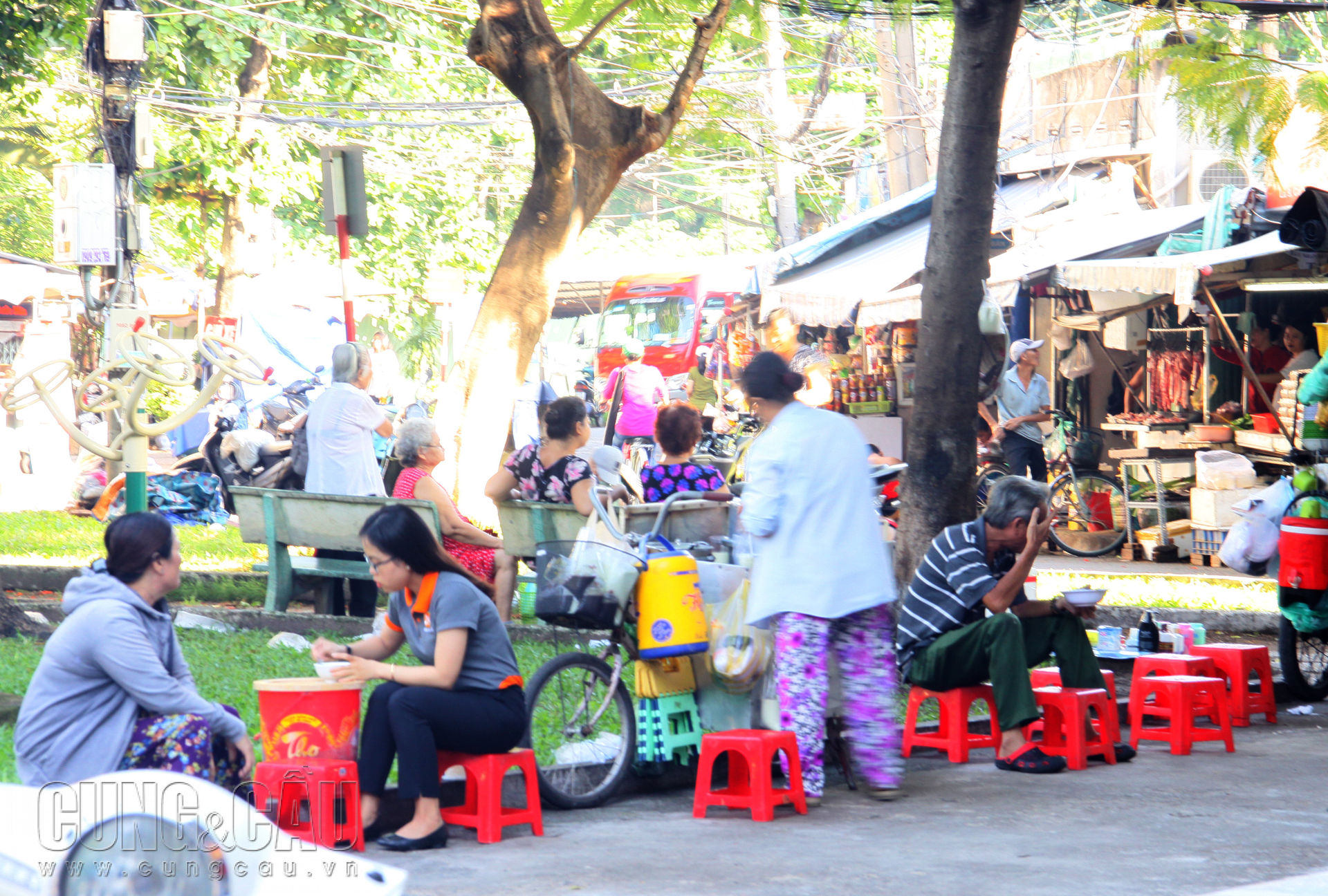 Nằm giữa cư xá có một công viên nhỏ, nơi thể dục mỗi sáng cũng như là nơi họp chợ.