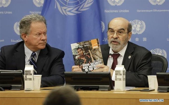   Ông Jose Graziano da Silva (bên phải), Tổng Giám đốc FAO cầm bản sao báo cáo ““Tình trạng an ninh lương thực và dinh dưỡng trên thế giới năm 2019” tại trụ sở Liên Hiệp Quốc.  