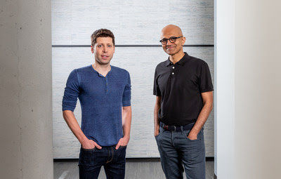 Sam Altman, CEO of OpenAI (bìa trái) và Microsoft CEO Satya Nadella.