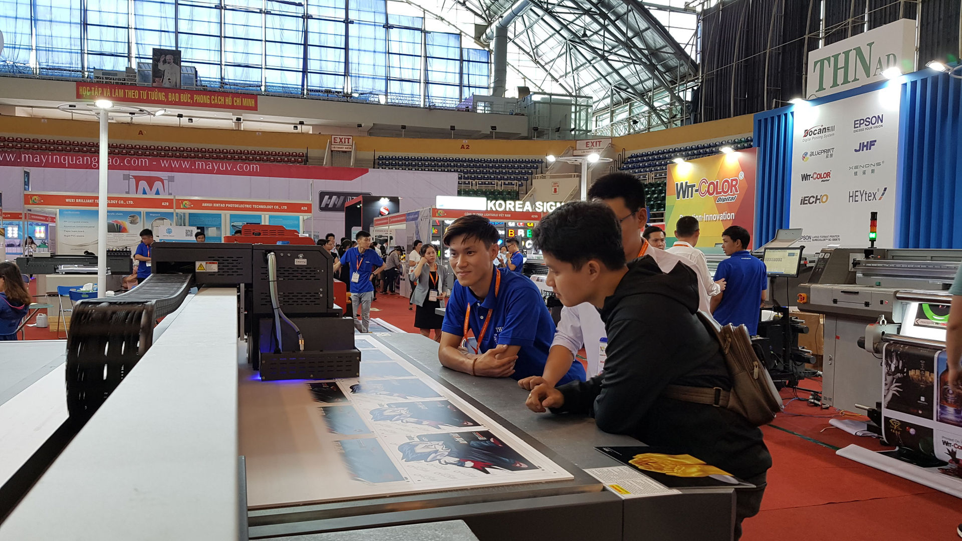 Triển lãm thiết bị, công nghệ quảng cáo và in ấn lớn nhất tại Việt Nam. Ảnh: Cẩm Viên