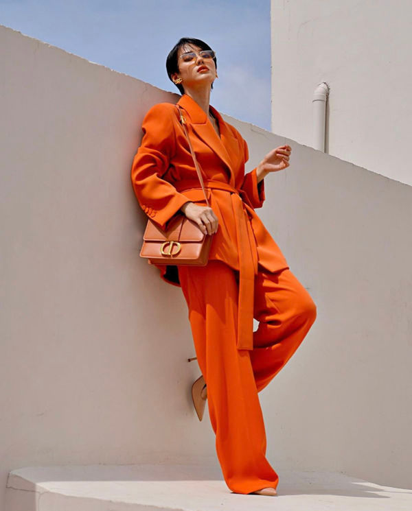 Khánh Linh với phong cách tóc ngắn cực cool đã kết hợp bộ vest màu cam, đi kèm thêm những phụ kiện có cùng tông màu.