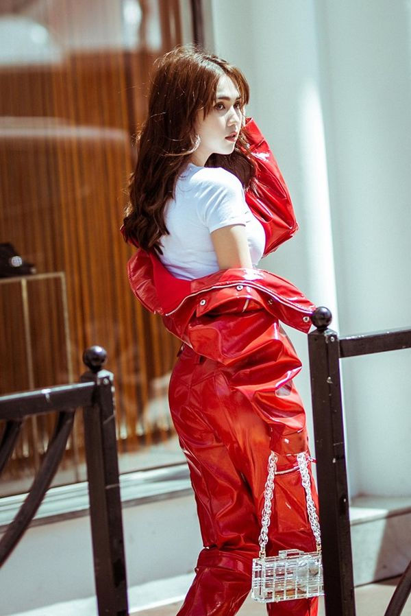 Người đẹp còn sở hữu thêm cho mình một set quần dài - áo khoác màu đỏ tươi cũng được làm từ nhựa vinyl và khi diện set trang phục này Ngọc Trinh trông ngầu cực. 