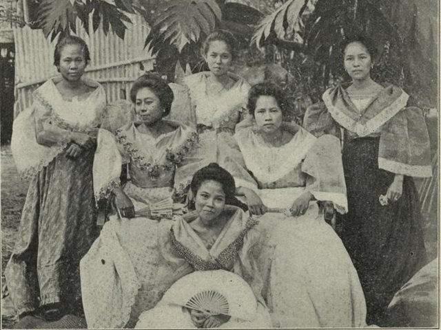   Phụ nữ Ilocano trong bộ trang phục truyền thống của người Philippin. Ảnh: Wikimedia Commons.  