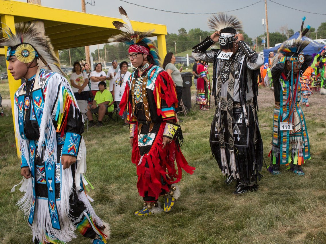   Những vũ công tới từ Sioux Lakota ăn mừng lễ hội Powwow. Ảnh: Andrew Lichtenstein.  