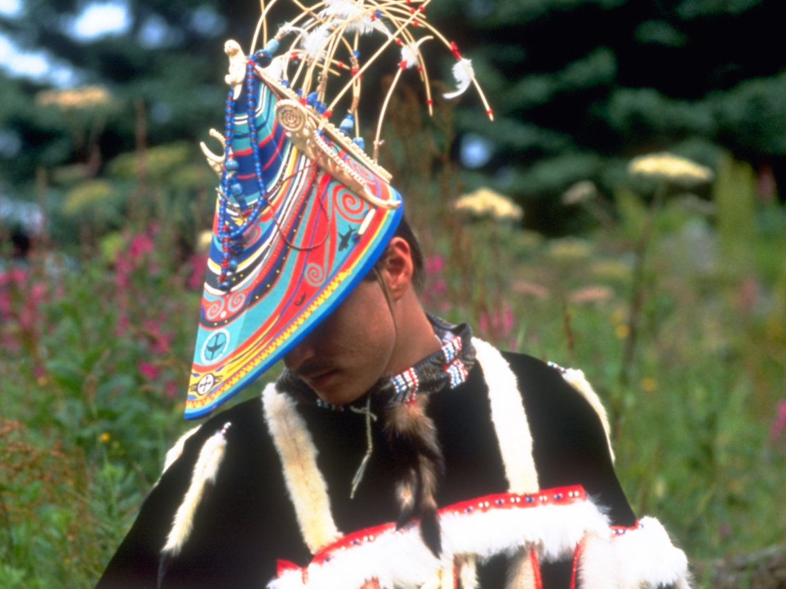   Một vũ công Al Alutiiq trong bột trang phục truyền thống. Ảnh: Wikimedia Commons.  