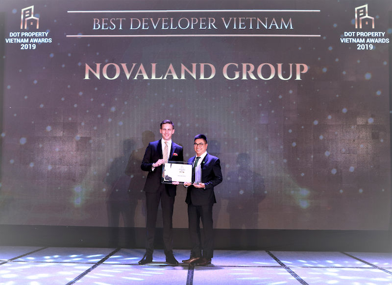   Đại diện Novaland nhận giải Best Developer Vietnam tại Dot Property Awards 2019.  