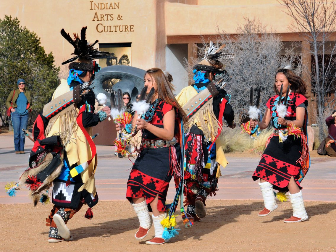   Những người vũ công Navajo trong bộ trang phục truyền thống tham gia lễ hội ở bảo tàng nghệ thuật Ấn Độ tại New Mexico. Ảnh: Robert Alexander.  