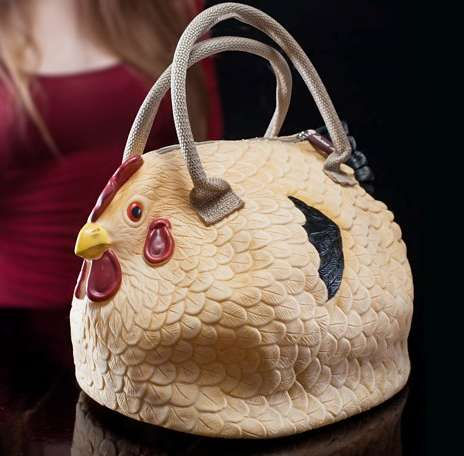 Hình dáng chiếc túi như muốn gợi nhắc bạn hãy yêu những chú gà.