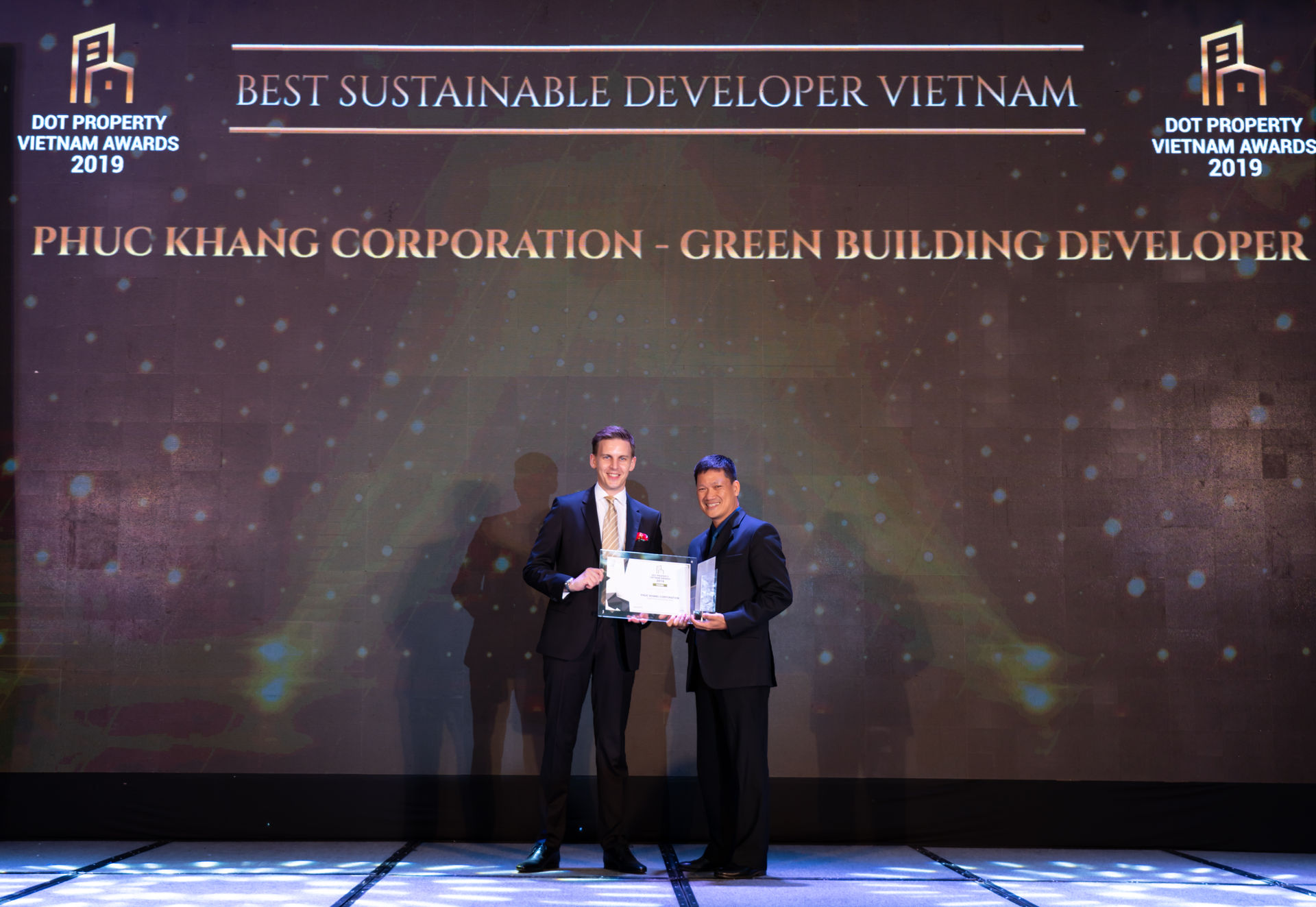 Ông Trương Anh Tú, GĐ Phát triển kinh doanh Phuc Khang Corporation nhận giải thưởng Nhà phát triển bền vững của năm.
