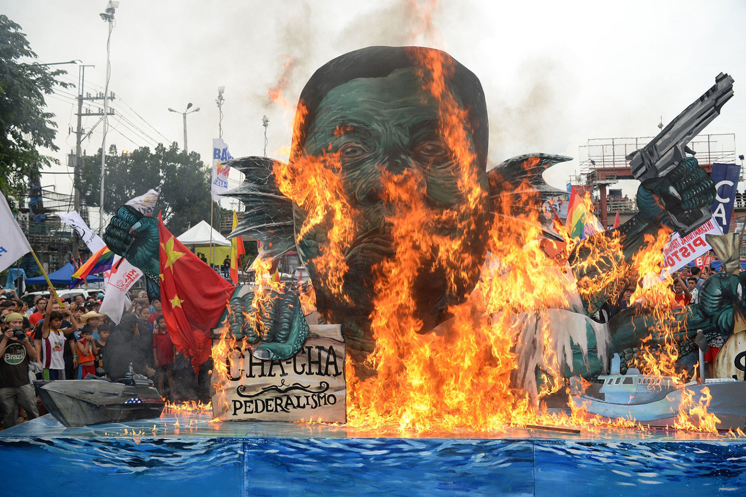 Các nhà hoạt động đốt một hình nộm của Tổng thống Philippines Rodrigo Duterte được mô tả là một con quái vật biển, trong một cuộc biểu tình gần Quốc hội trùng với bang Duterte của quốc gia tại Manila vào ngày 22 tháng 7.