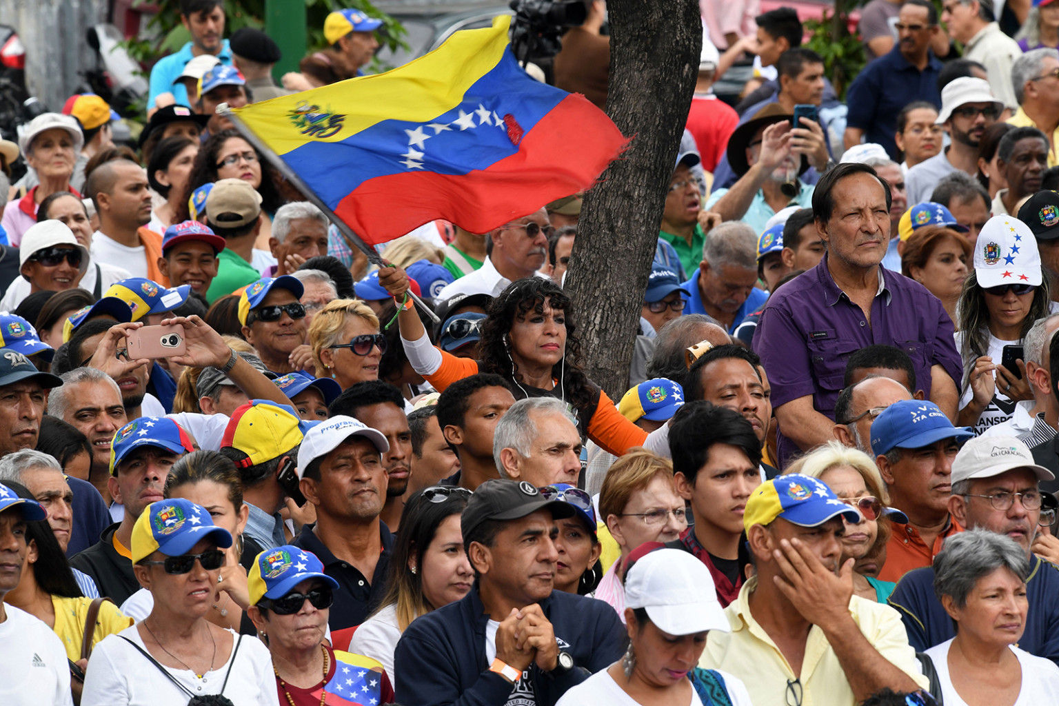   Mọi người tham dự một phiên họp của Quốc hội Venezuela do phe đối lập lãnh đạo tại Quảng trường Alfredo Sadel ở Caracas vào ngày 23 tháng 7.  