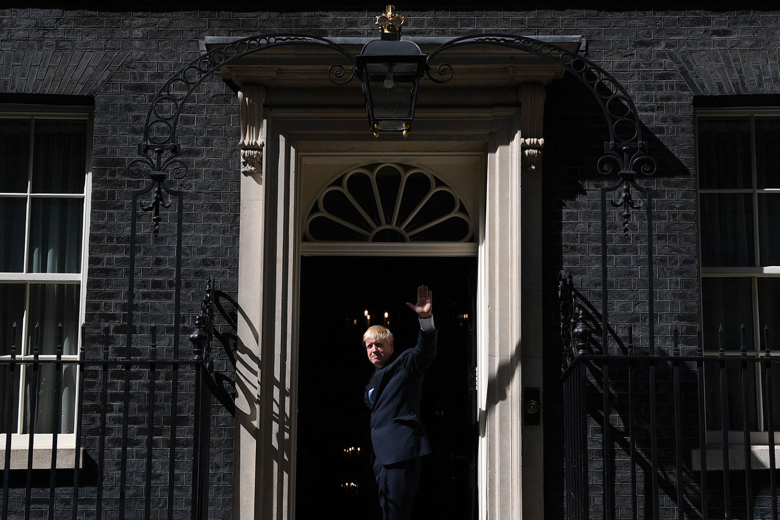 Cử chỉ của ông Vladimir Johnson sau khi có bài phát biểu bên ngoài số 10 Downing St. ở London vào ngày 24 tháng 7, ngày ông chính thức được bổ nhiệm làm thủ tướng Anh.