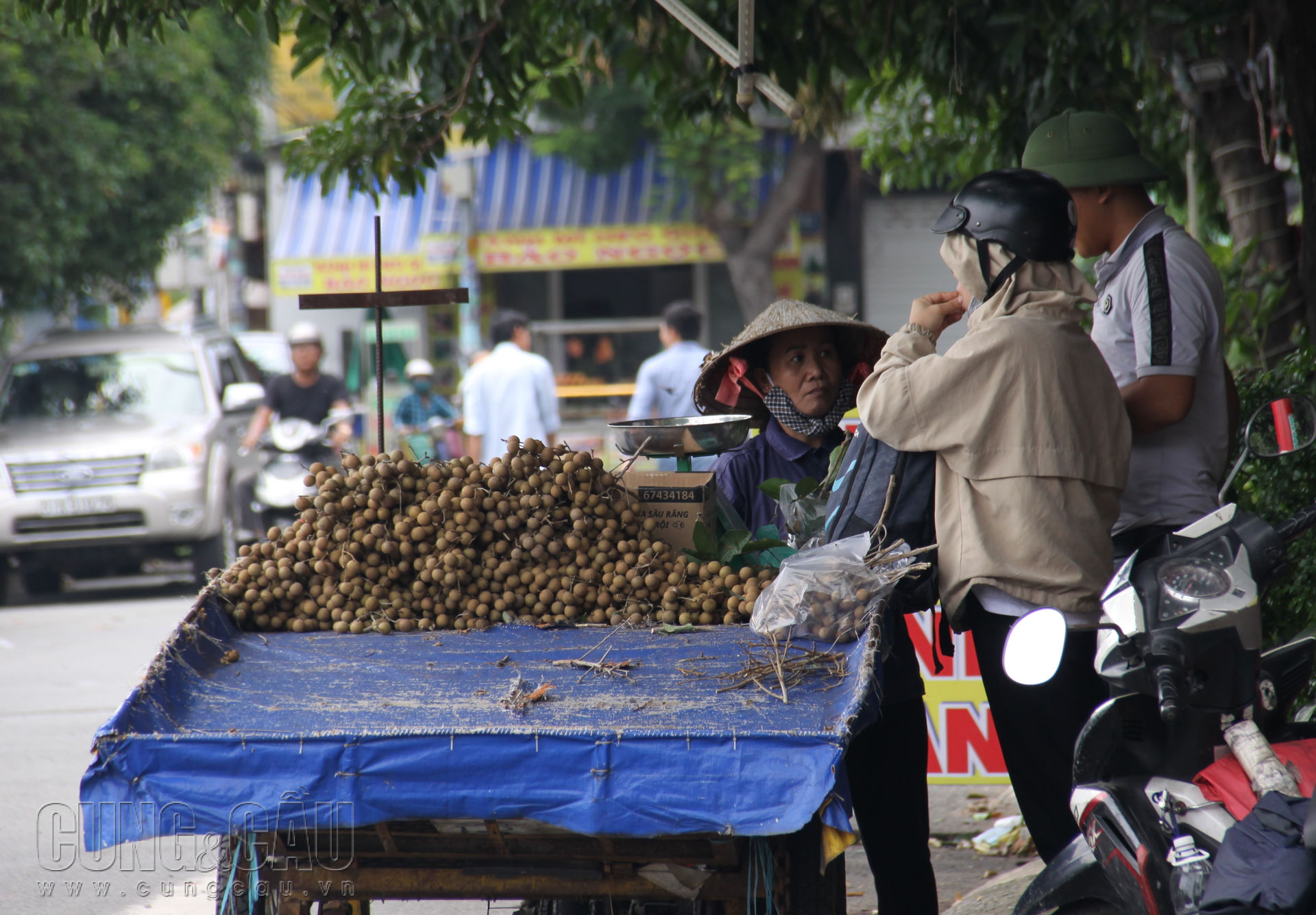 Theo anh Phú chia sẻ chỉ mới nửa ngày hôm nay 30/7, anh đã bán ra khoảng 70kg nhãn.