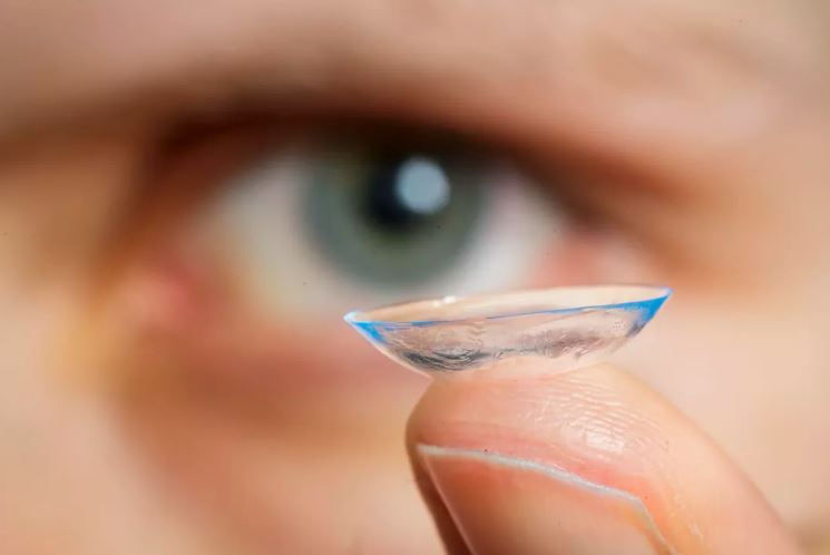 Các nhà khoa học tạo ra kính áp tròng thu phóng khi bạn chớp hai lần