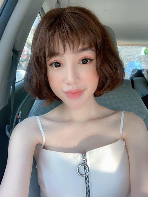 Đổi sang kiểu tóc ngắn mang phong cách cô gái Nhật Bản, Elly Trần xao xuyến bởi vẻ ngoài ngọt ngào, cực xì teen tựa búp bê. Không ai có thể nghĩ đây là bà mẹ hai con vì vẻ ngoài của cô quá trẻ.