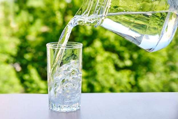Chỉ cần uống đủ 2 lít nước 1 ngày là cách là cách hữu hiệu để tăng cường sức khỏe và chống lão hóa.