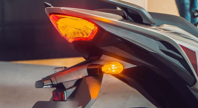 Bộ đèn hậu mới trên Honda Winner X nhỏ gọn hơn, sử dụng bóng LED và chắc chắn hơn so với phiên bản cũ.