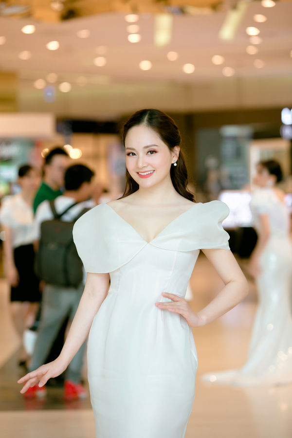 Tham dự sự kiện,  Lan Phương khiến khán giả chẳng thể rời mắt khỏi nhan sắc yêu kiều của mình khi cô chọn cho mình bộ váy trắng có phom dáng phồng duyên dáng.