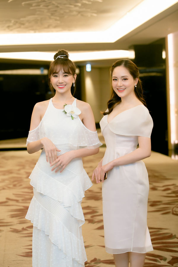 Bên cạnh Lan Phương, Hari Won cũng xinh đẹp không kém khi diện một chiếc váy liền trắng với thiết kế xếp tầng khéo léo.