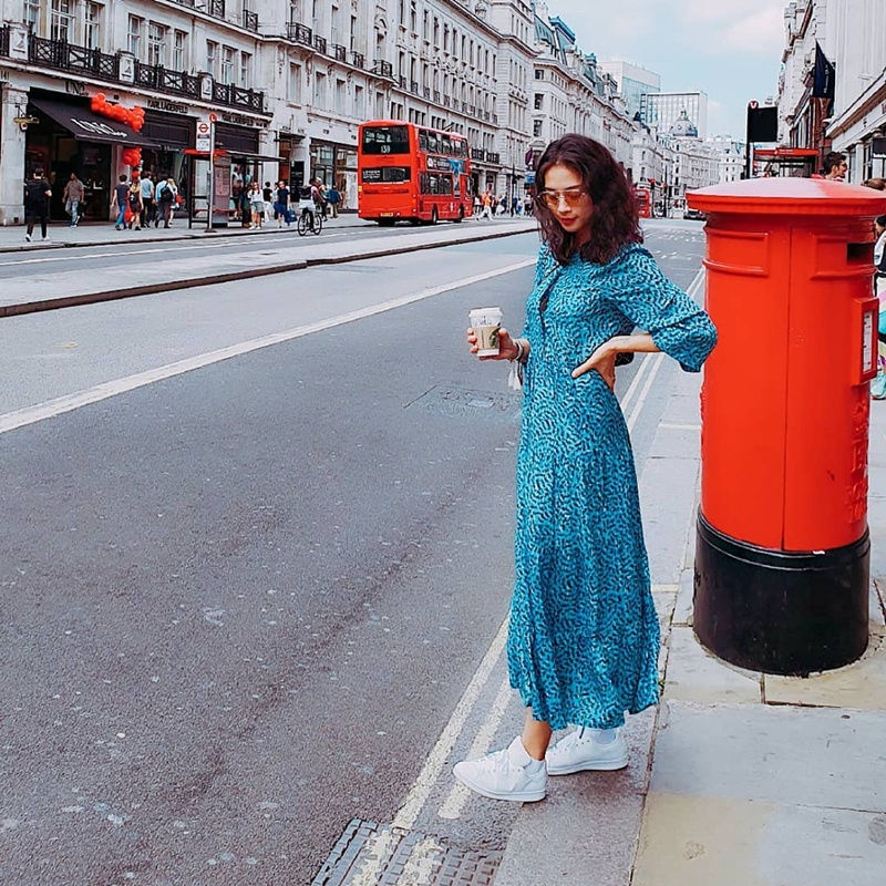 Đả nữ Ngô Thanh Vân khiến fans bất ngờ với tạo hình “bánh bèo” trong chiếc đầm maxi nhẹ nhàng, nữ tính trên đường phố London.