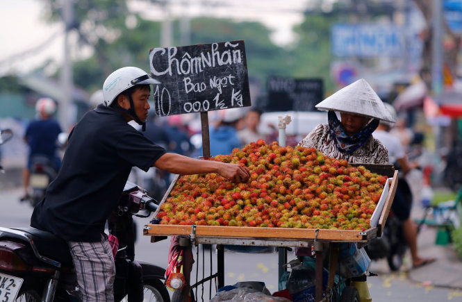 Chôm chôm nhãn có giá 20.000 đồng/kg được bày bán rất nhiều ngoài đường 