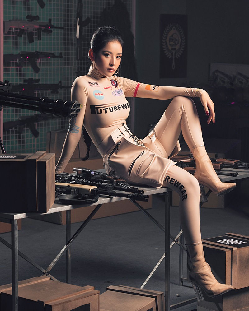 Không những diện áo màu nude với dòng chữ Futurewear nổi bật, Chi Pu còn kèm thêm cả món legging ton-sur-ton cho đủ bộ. 