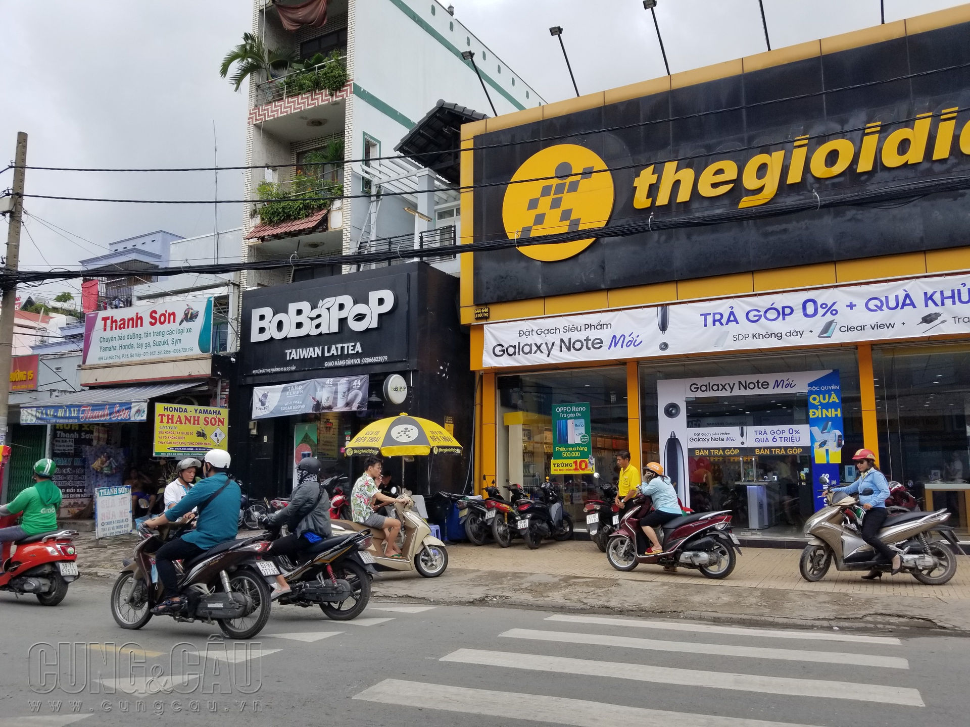 Đi từ hướng ngã tư Thống Nhất về Nguyễn Oanh, cửa hàng Thế giới Di động thu hút khách ra vào mỗi ngày.
