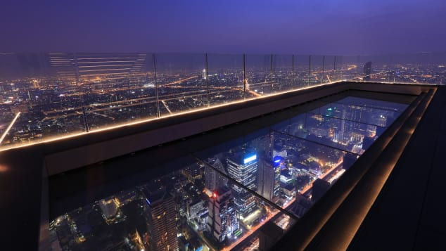   Mahanakhon SkyWalk có sàn bằng kính, nhô ra ngoài rìa của tòa nhà chọc trời.  