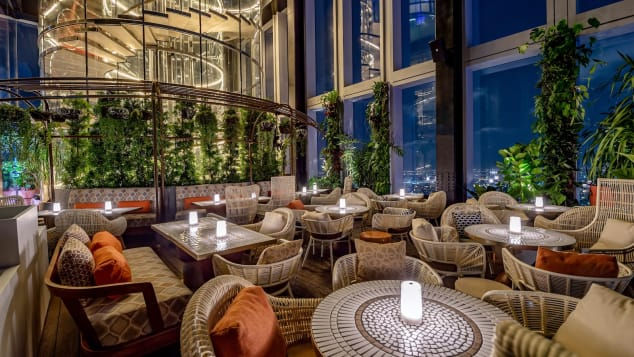 Sân thượng ngoài trời của Mahanakhon Bangkok SkyBar.