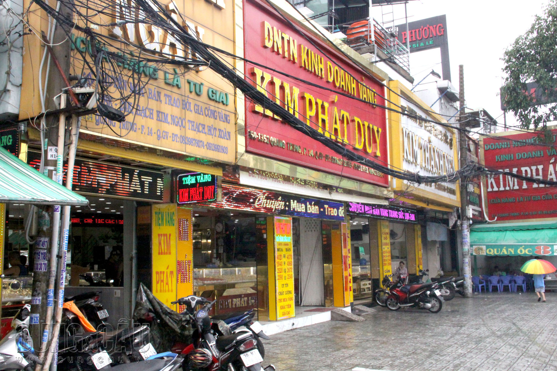   Cửa hàng kinh doanh vàng Kim Phát (tại Gò Vấp), lượng khách chỉ thưa thớt vài người ra vào, khoảng 5-10 người/giờ ra vào nơi đây.                              Cũng tình trạng trên, chỉ lác đác vài người ra vào tiệm vàng tại quận 3 và quận 10                