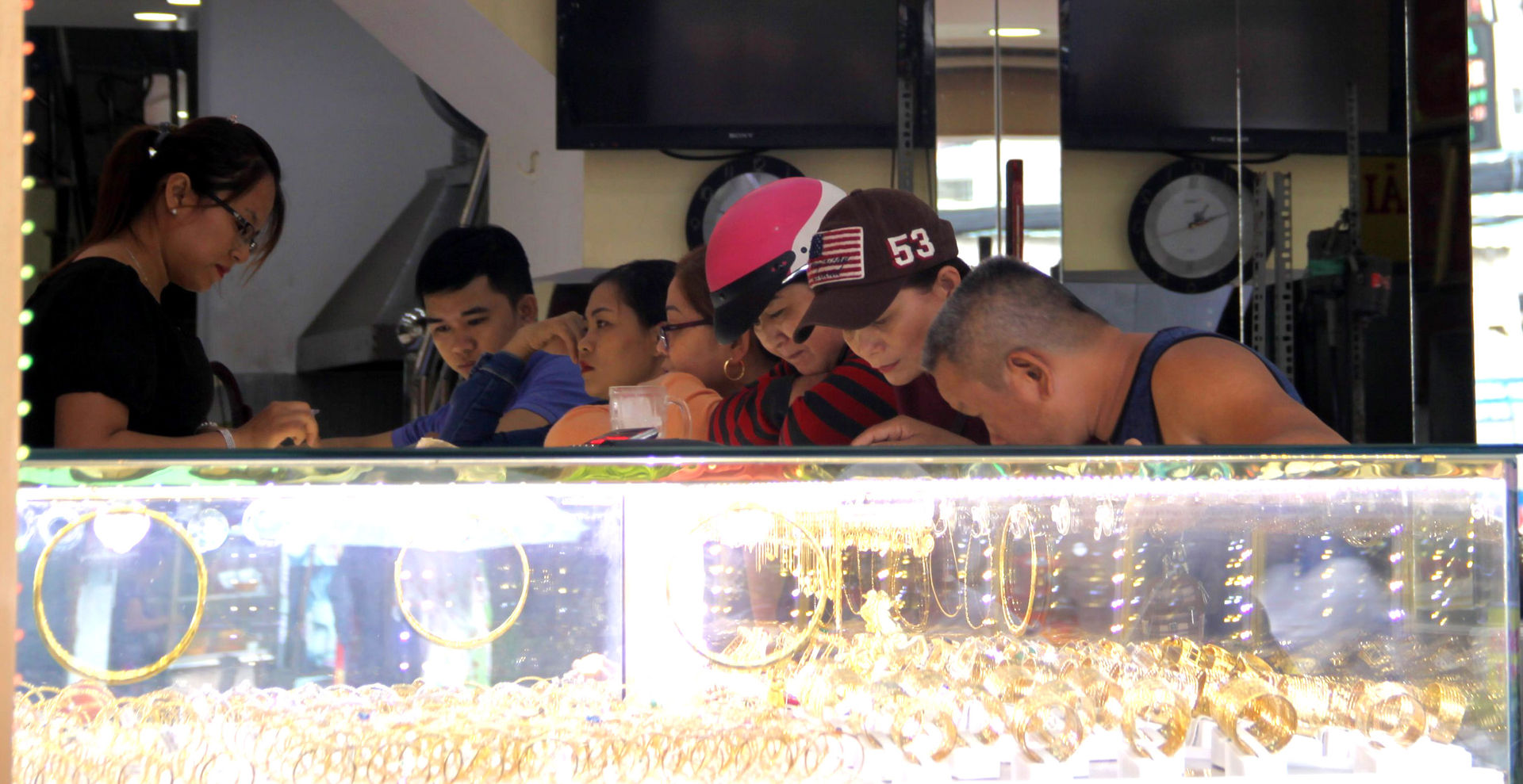   Một cửa hàng kinh doanh vàng khác trên đường Kim Hưng Phát (quận Bình Thạnh) ghi nhận lượng khách ra vào khá đông, chỉ trong vòng 30 phút lượt khách ra vào đây tầm 30 người.   