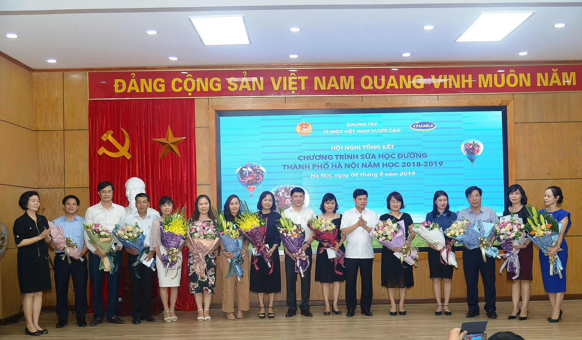 Ban tổ chức trao tặng những phần quà tuyên dương 16 quận, huyện hoàn thành tốt công tác tuyên truyền và tổ chức với số trẻ tham gia trên 90% của chương trình Sữa học đường Hà Nội năm học 2018-2019.