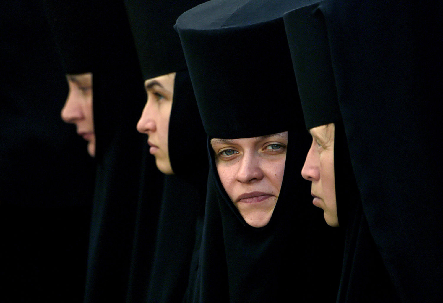 Các nữ tu chính thống tham gia một đám rước tôn giáo ở Kiev, Ukraine, vào ngày 27/7.