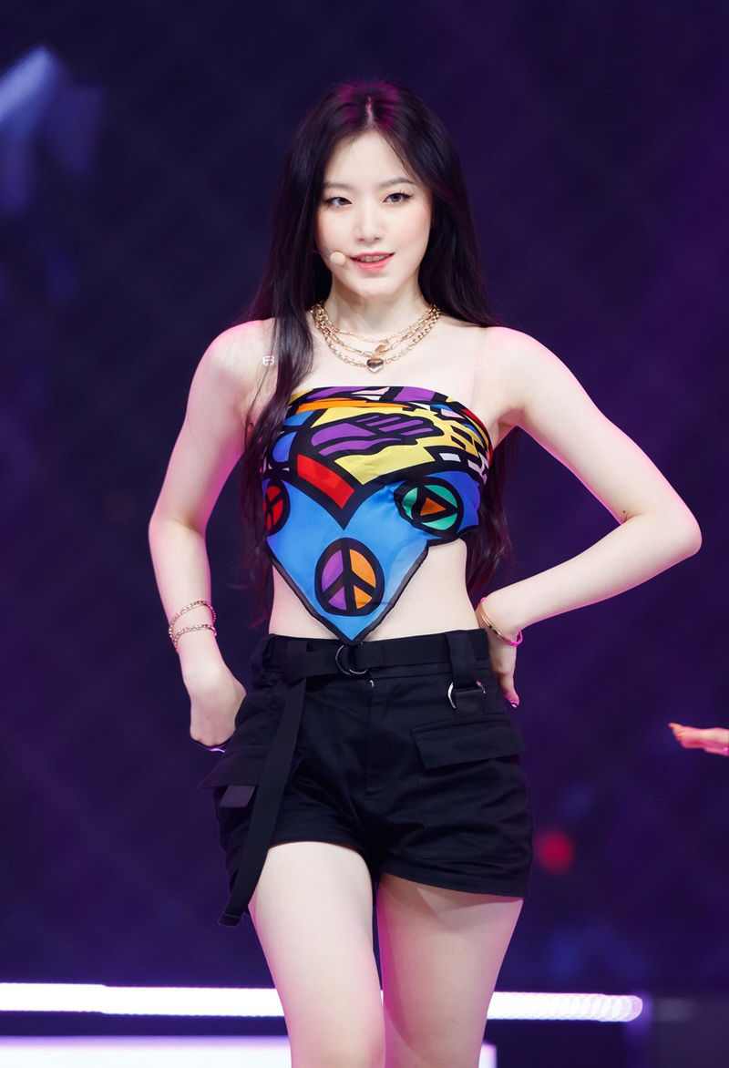 Idol người Đài Loan bắt nhịp trào lưu khi mang thiết kế khăn áo kết hợp ấn tượng item này cùng quần shorts, khoe trọn vóc dáng nuột nà lên sân khấu trong thời kỳ quảng bá ca khúc “Uh-Oh”. 