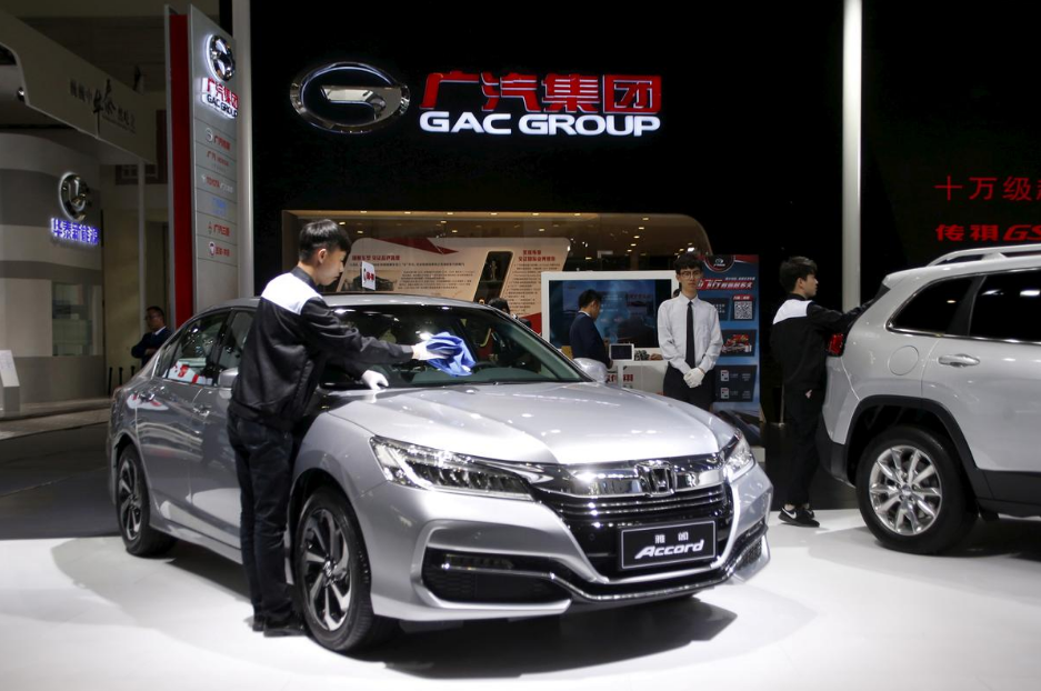   Nhân viên đang vệ sinh một chiếc Honda Accord trong quầy trưng bày của Guangzhou Automobile Group Co Ltd tại triển lãm Auto China 2016. Ảnh: Reuters.  