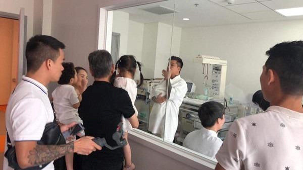 Hình ảnh ông bố Tuấn Hưng, Lý Hải bồng con trên tay trong bệnh viện khiến fan bấn loạn vì quá dễ thương