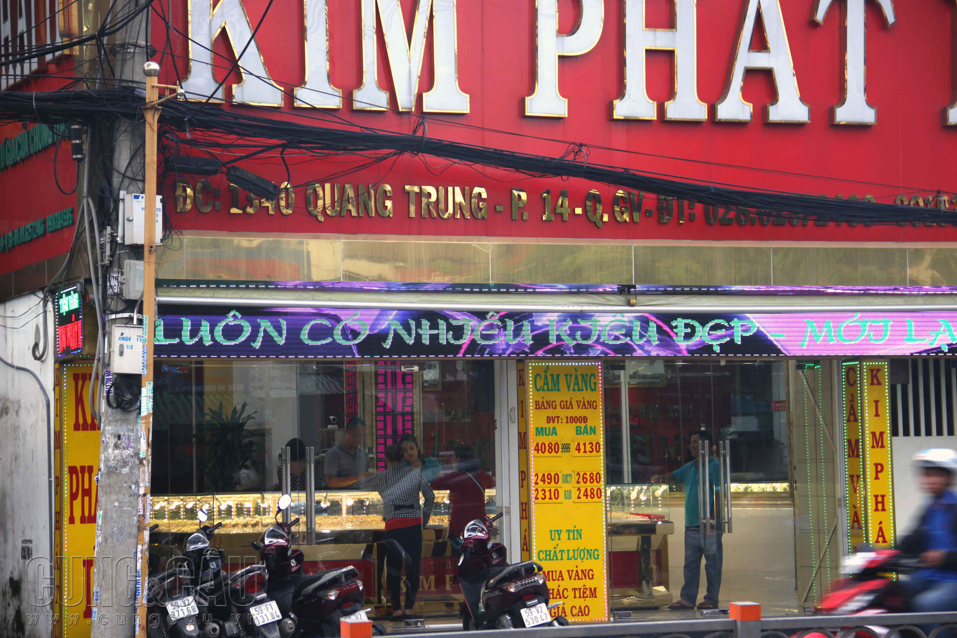Cũng tình trạng trên, tiệm vàng trên đường Quang Trung (quận Gò Vấp) chỉ vỏn vẹn 2-3 người ra vào, dù giá vàng ghi nhận tiếp tục tăng