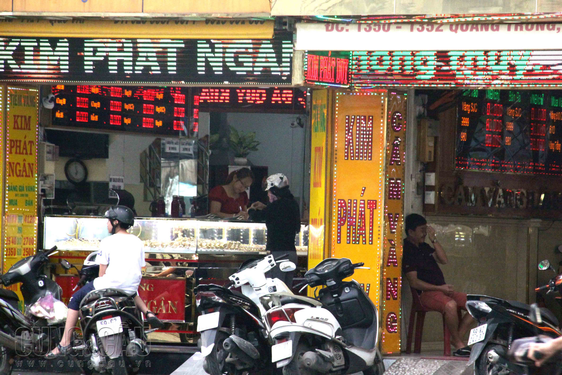 Nhiều chủ cửa hàng chia sẻ, có lẻ người dân cho rằng giá vàng sẽ tiếp tục tăng nên chờ giá cao hơn mới bán, còn người muốn mua thì ngược lại vì giá vàng quá cao nên không muốn mua, dẫn đến tình trạng 