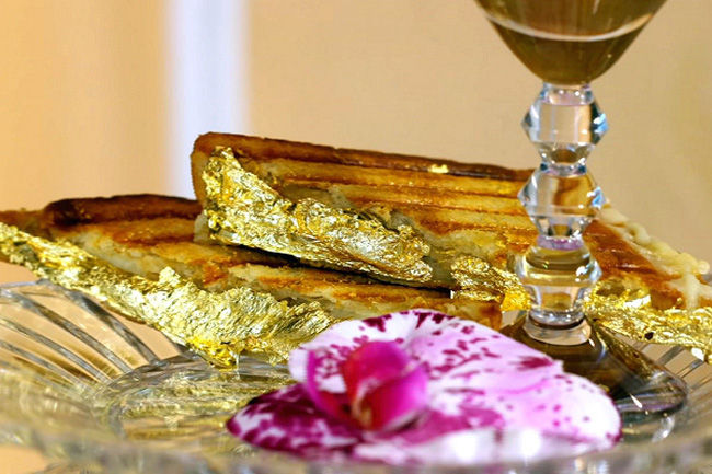   Sandwich phủ vàng ở Dubai.  