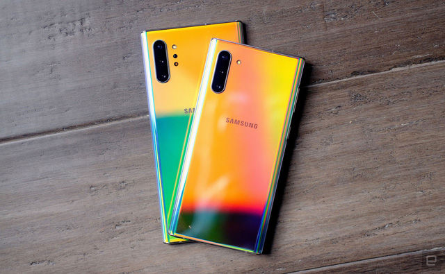   Đây có lẽ là màu sắc được yêu thích nhất trên Galaxy Note 10 bởi vì đây là lần đầu tiên Samsung đưa màu này lên smartphone đầu bảng của mình. Màu sắc trên máy sẽ biến đổi liên tục như cầu vồng khi bạn thay đổi góc nhìn.  