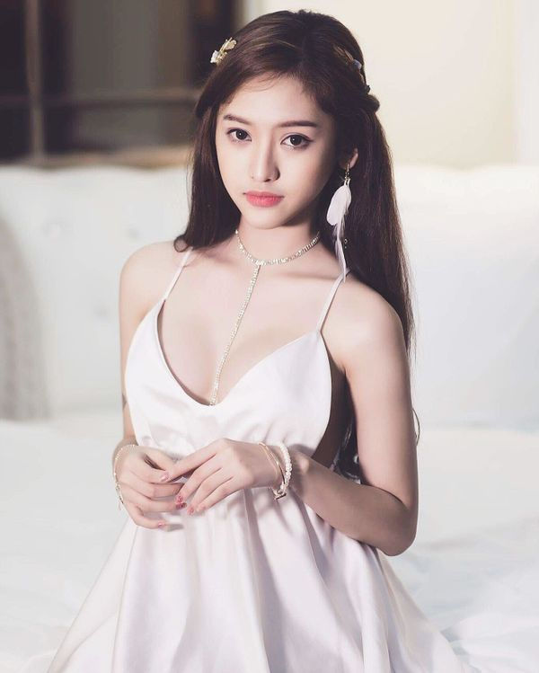 Hotgirl thị phi Thúy Vi: Từ cô nàng ngây thơ đến cứng đờ vì phẫu thuật thẩm mỹ