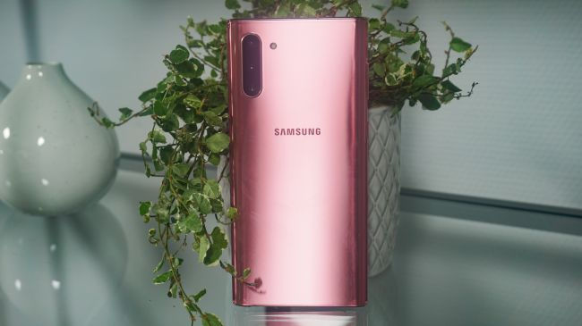   Vài năm qua, Samsung đã rất tích cực trong việc thử nghiệm các màu sắc mới trên sản phẩm của mình. Ví dụ, ngoài những màu tiêu chuẩn thì Galaxy Note 10 thêm màu hồng nữ tính. Lớp sơn hồng không chỉ bao phủ mặt sau chiếc smartphone mà còn trùm sang viền 2 bên. Bút stylus đi kèm cũng đồng màu với thiết bị. Tuy nhiên thì Samsung không công bố rõ màu này sẽ được phân phối tại thị trường nào.  