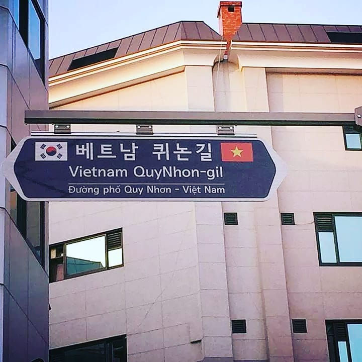   Chính quyền quận Yongsan khi xây dựng phố Quy Nhơn đó là tạo nên một con đường sử dụng Tiếng Việt ở Hàn Quốc tạo nên điểm nhấn thu hút du khách nhiều hơn.  